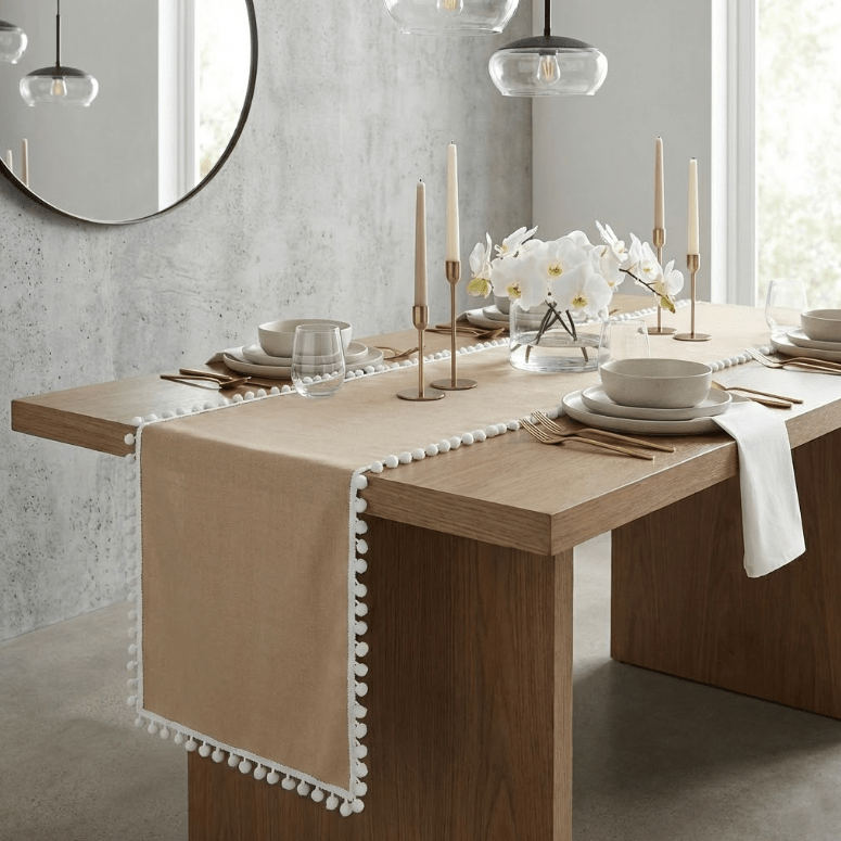 Chemin de table en toile de jute pompons